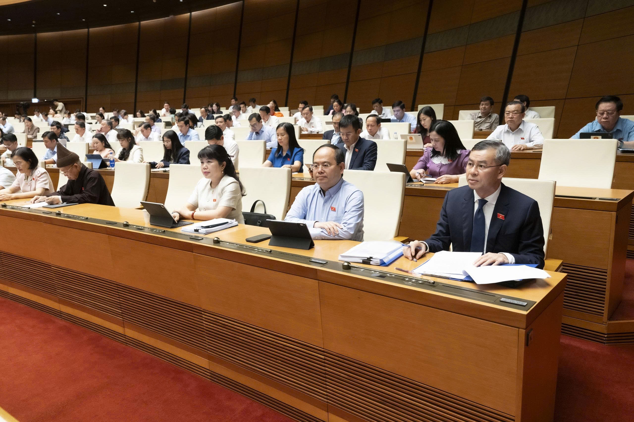 Quốc hội nghe các Tờ trình, Báo cáo và báo cáo thẩm tra về các lĩnh vực 13
