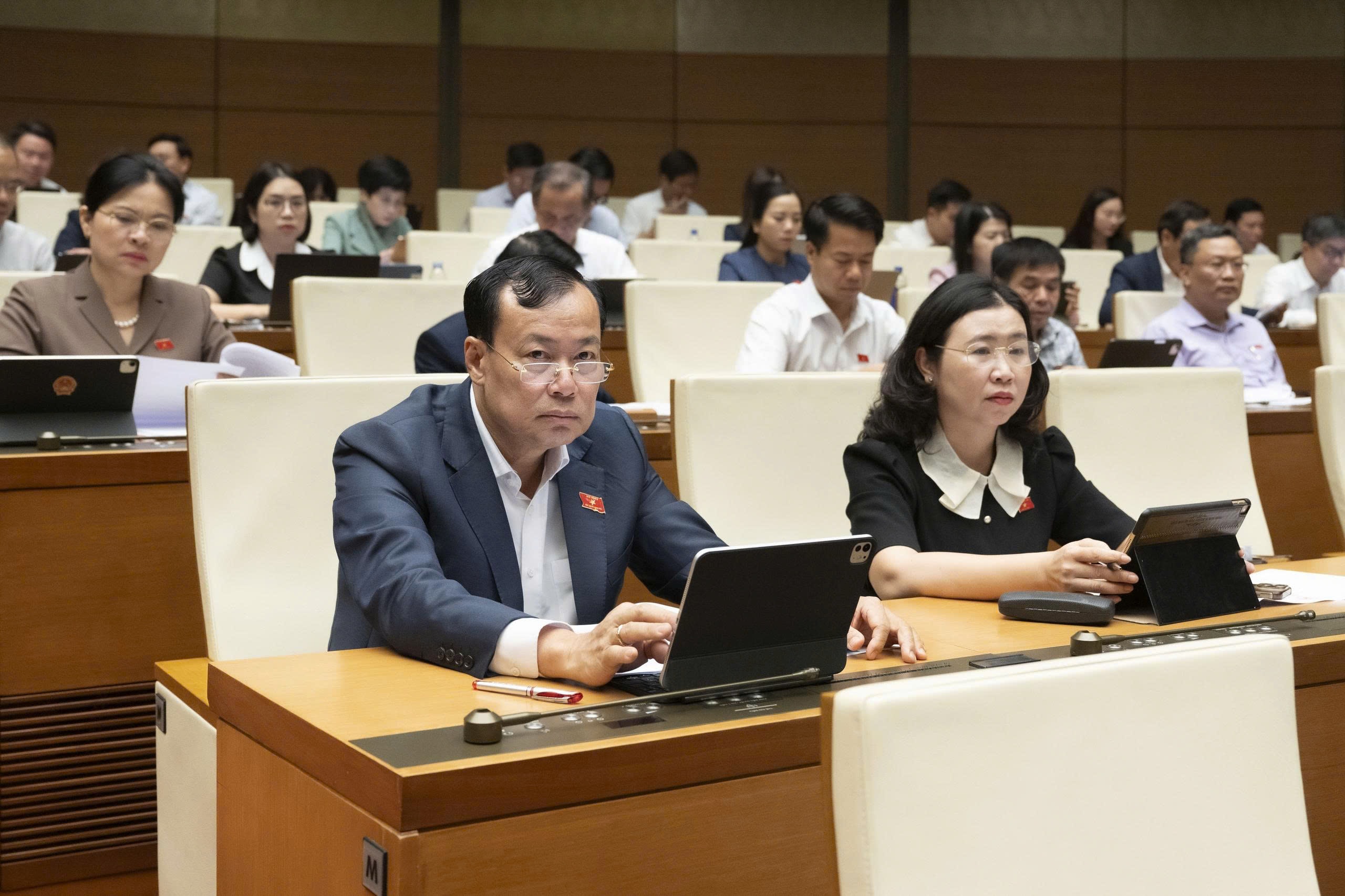Quốc hội nghe các Tờ trình, Báo cáo và báo cáo thẩm tra về các lĩnh vực 16