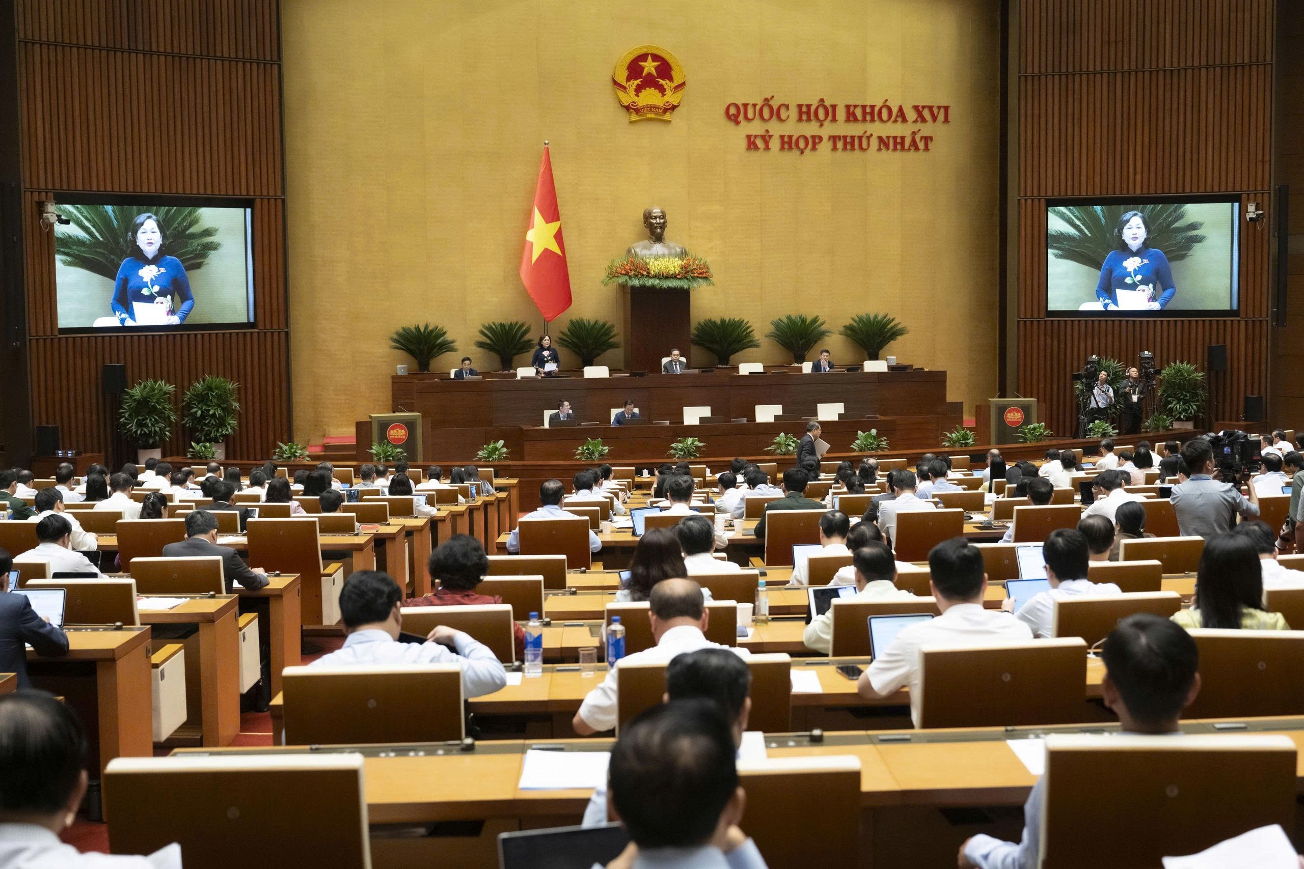 Quốc hội nghe các Tờ trình, Báo cáo và báo cáo thẩm tra về các lĩnh vực 2