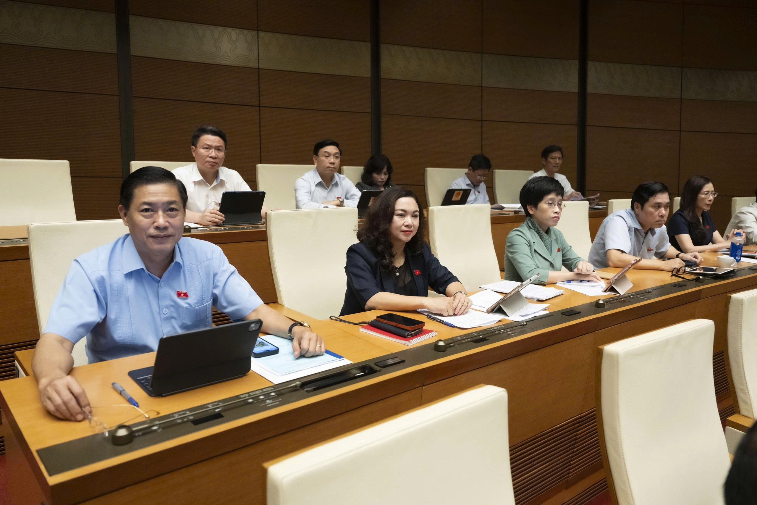 Quốc hội nghe các Tờ trình, Báo cáo và báo cáo thẩm tra về các lĩnh vực 29