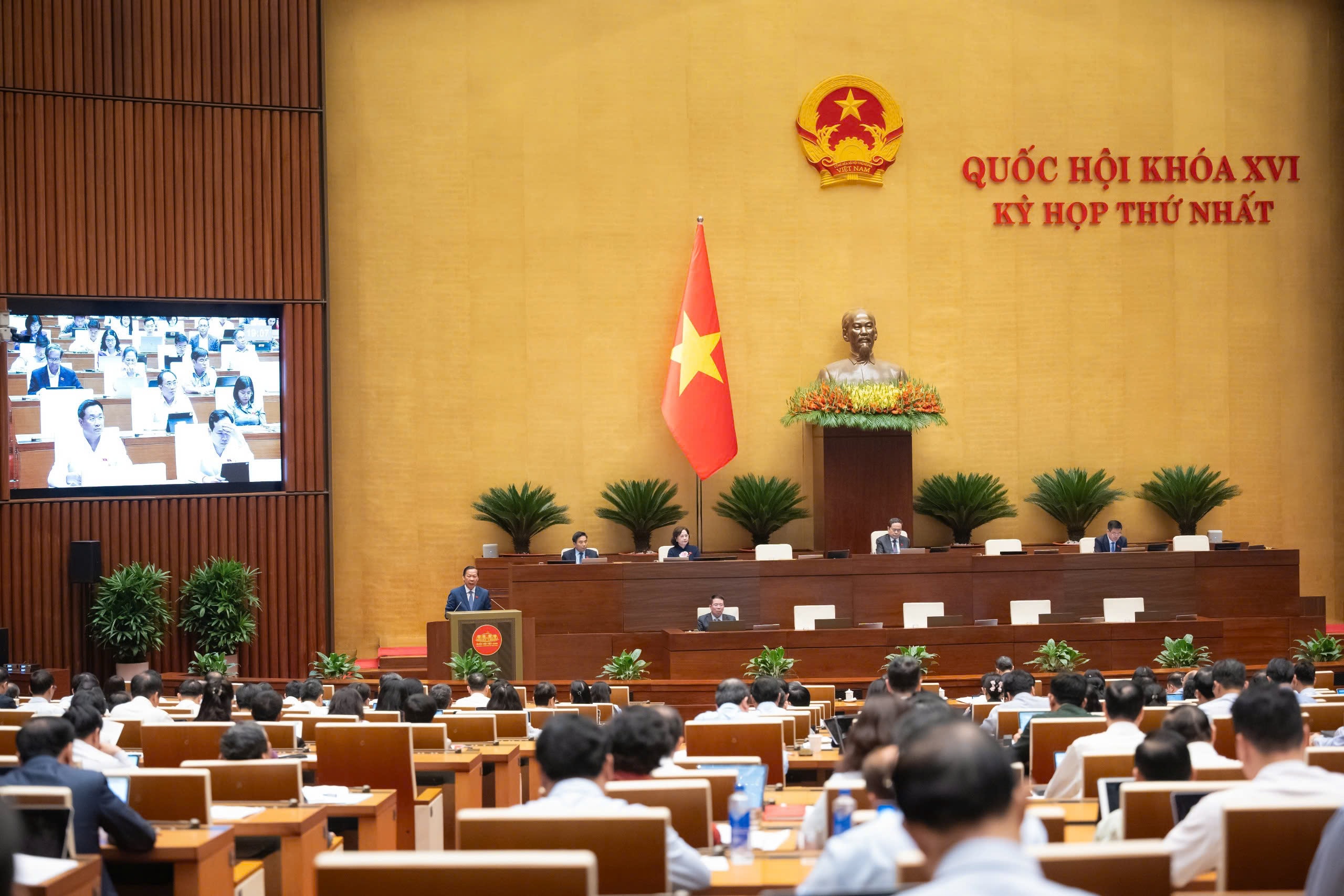Quốc hội nghe các Tờ trình, Báo cáo và báo cáo thẩm tra về các lĩnh vực 38