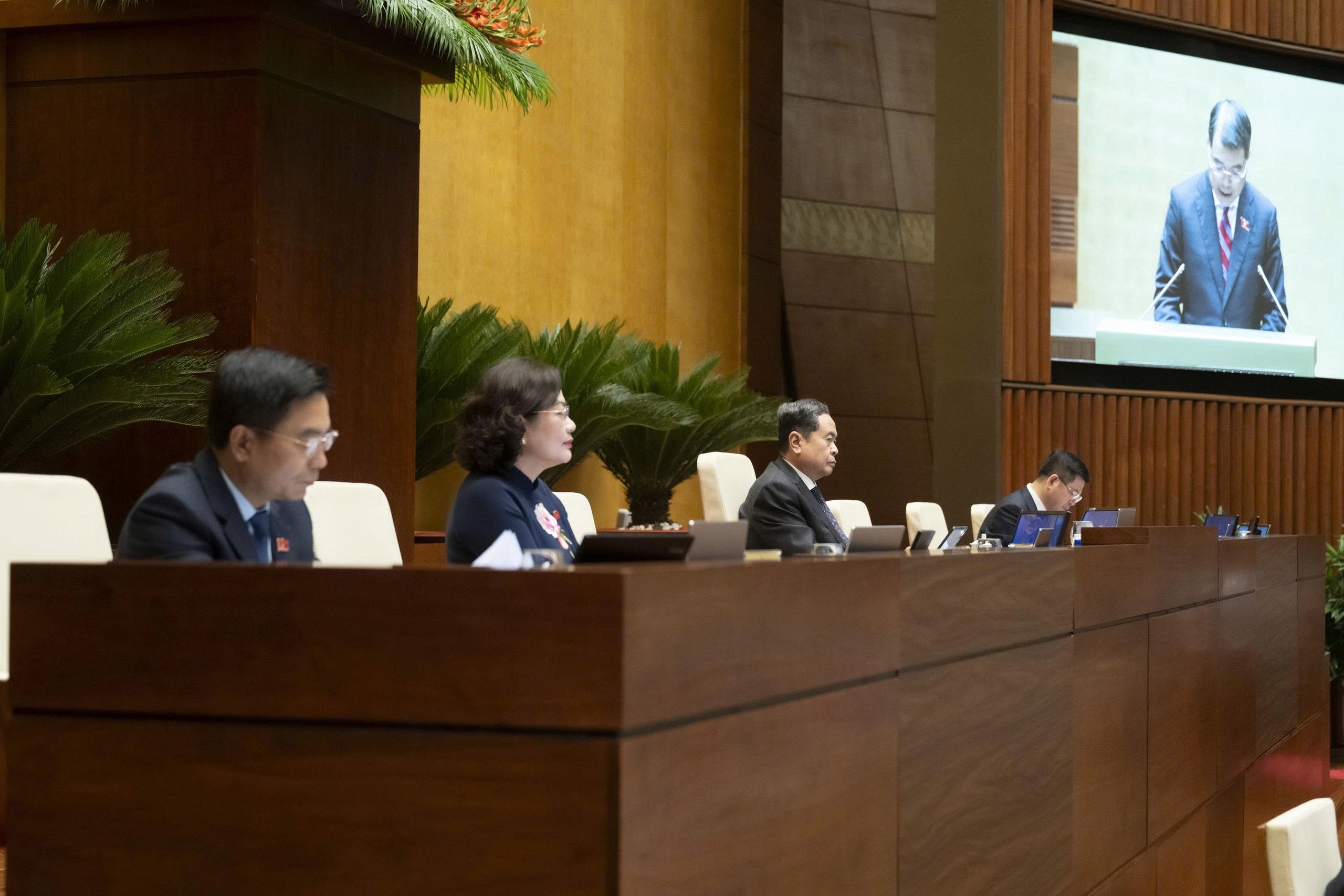 Quốc hội nghe các Tờ trình, Báo cáo và báo cáo thẩm tra về các lĩnh vực 4