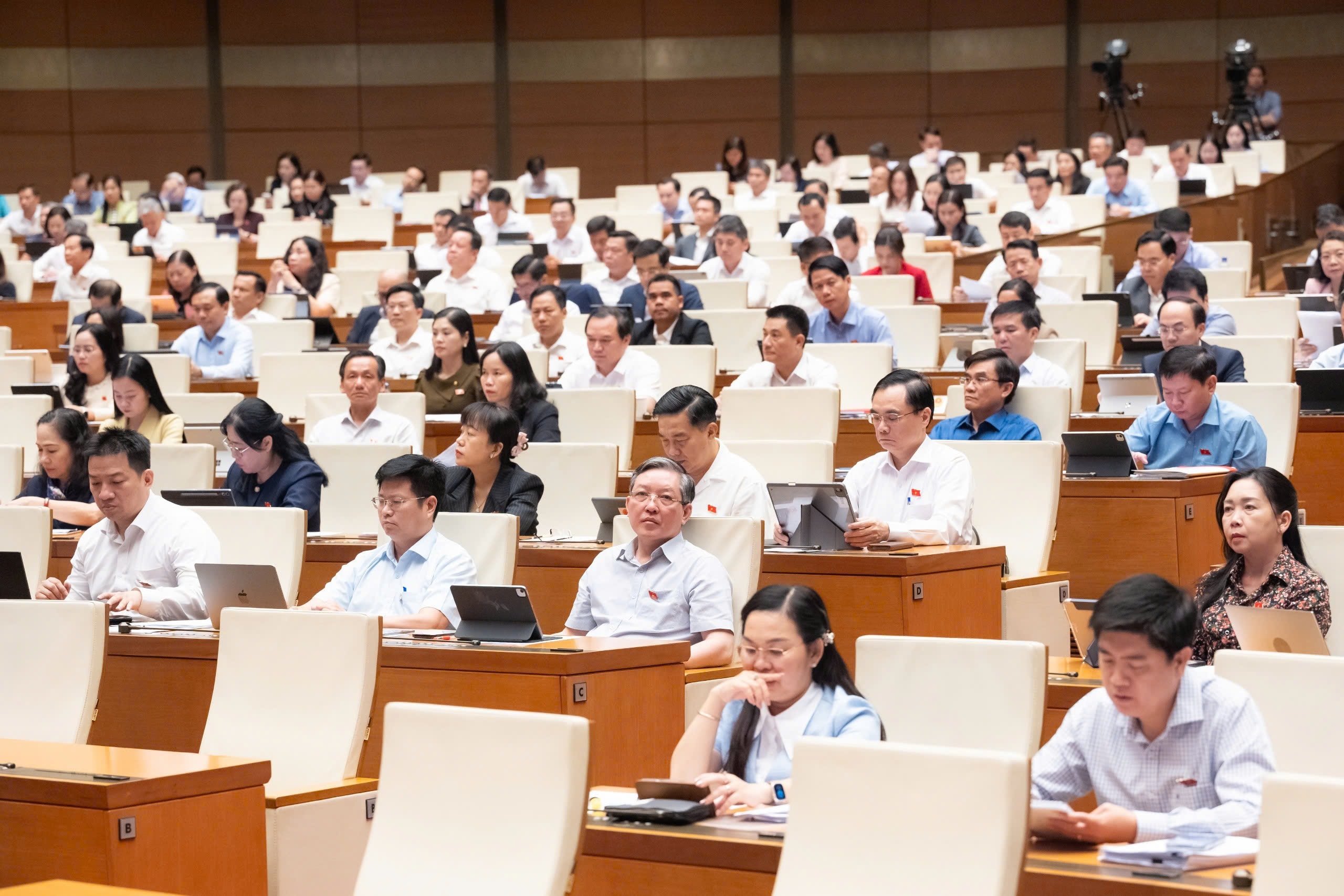 Quốc hội nghe các Tờ trình, Báo cáo và báo cáo thẩm tra về các lĩnh vực 45