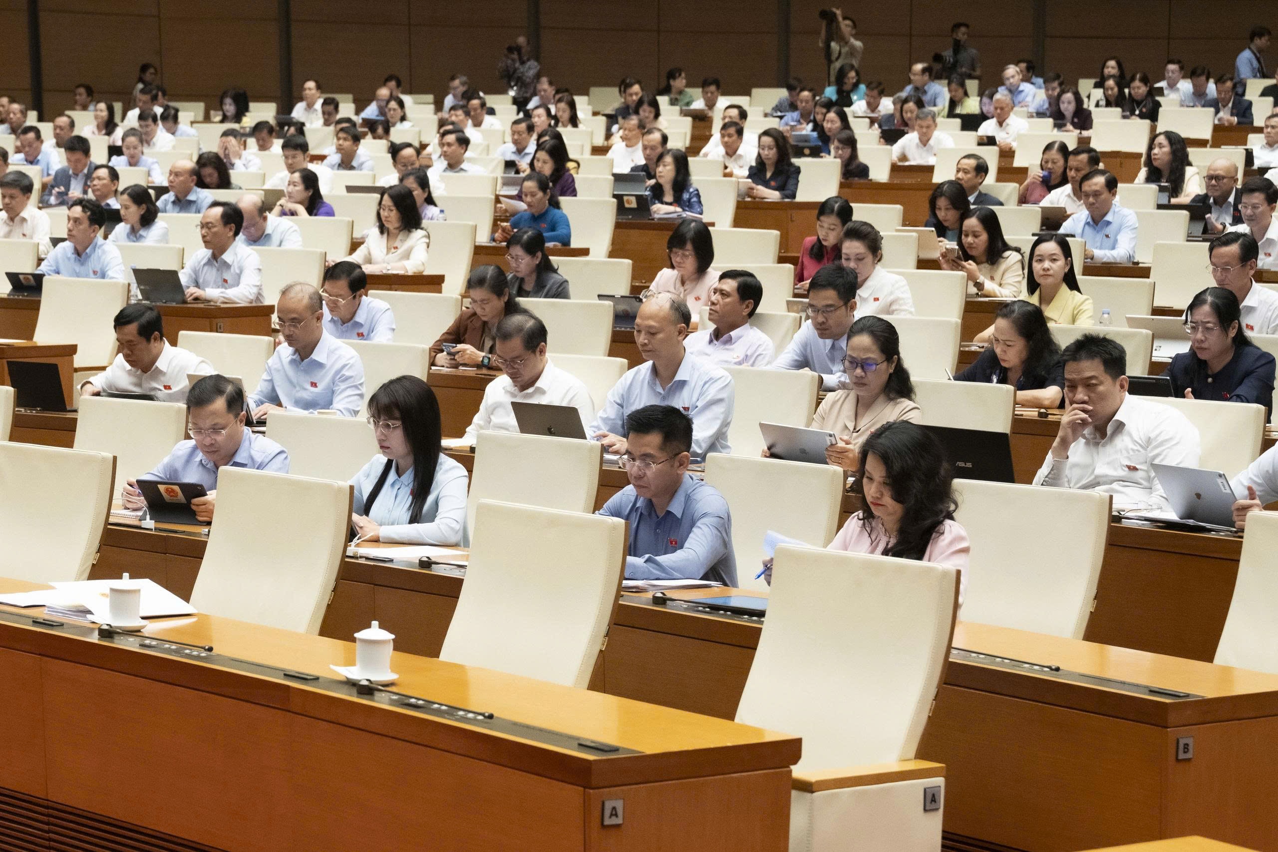 Quốc hội nghe các Tờ trình, Báo cáo và báo cáo thẩm tra về các lĩnh vực 5