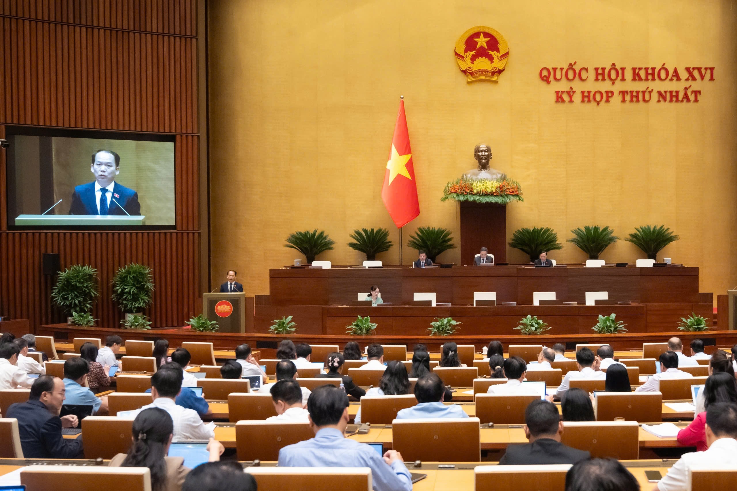 Quốc hội nghe Tờ trình và Báo cáo thẩm tra về các dự án luật 1