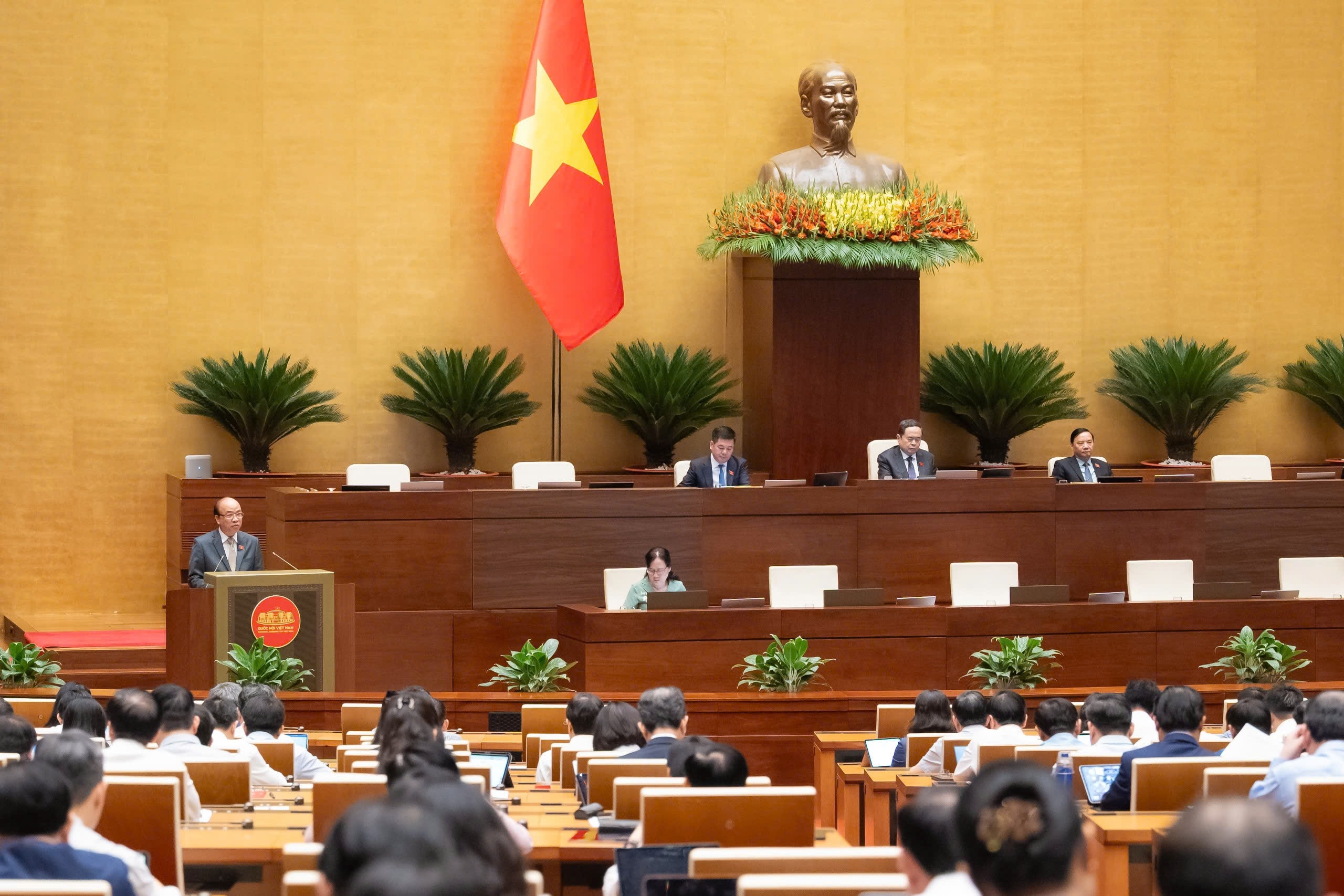 Quốc hội nghe Tờ trình và Báo cáo thẩm tra về các dự án luật 10