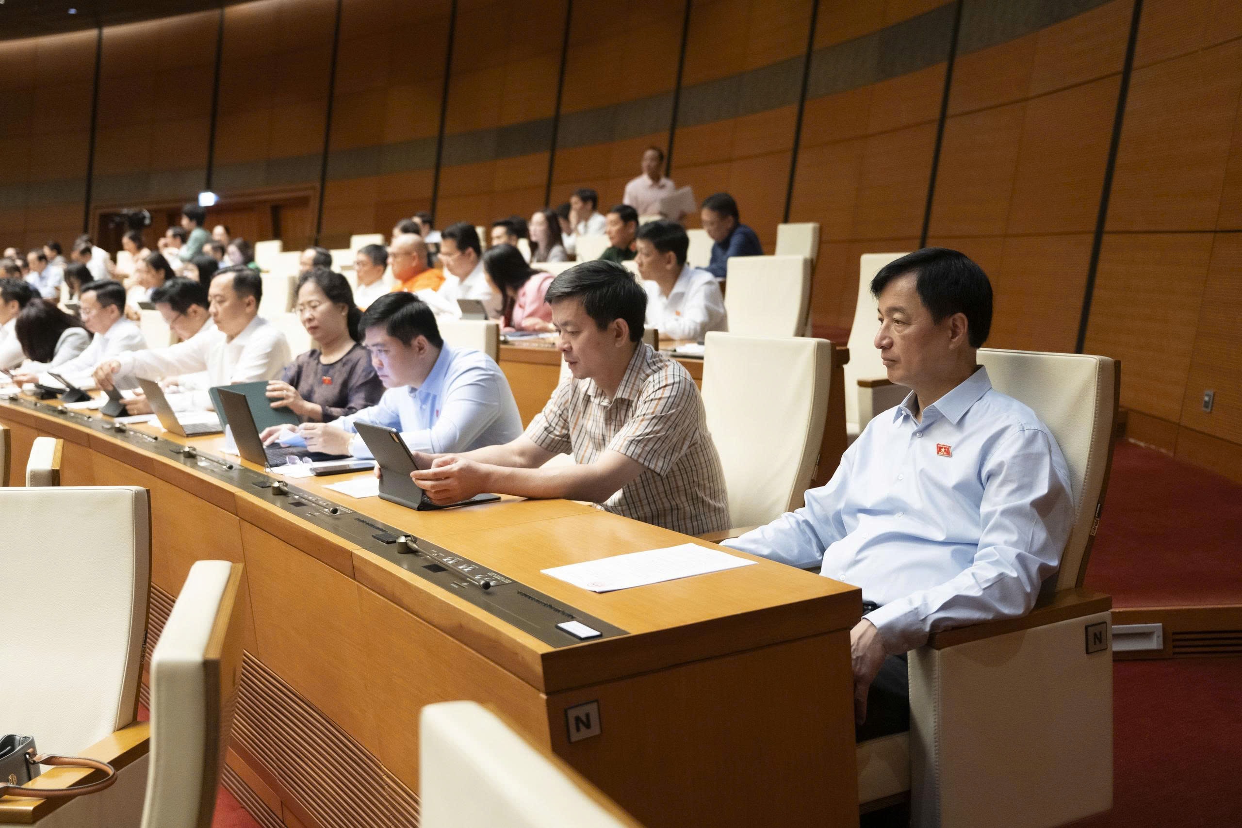 Quốc hội nghe Tờ trình và Báo cáo thẩm tra về các dự án luật 13