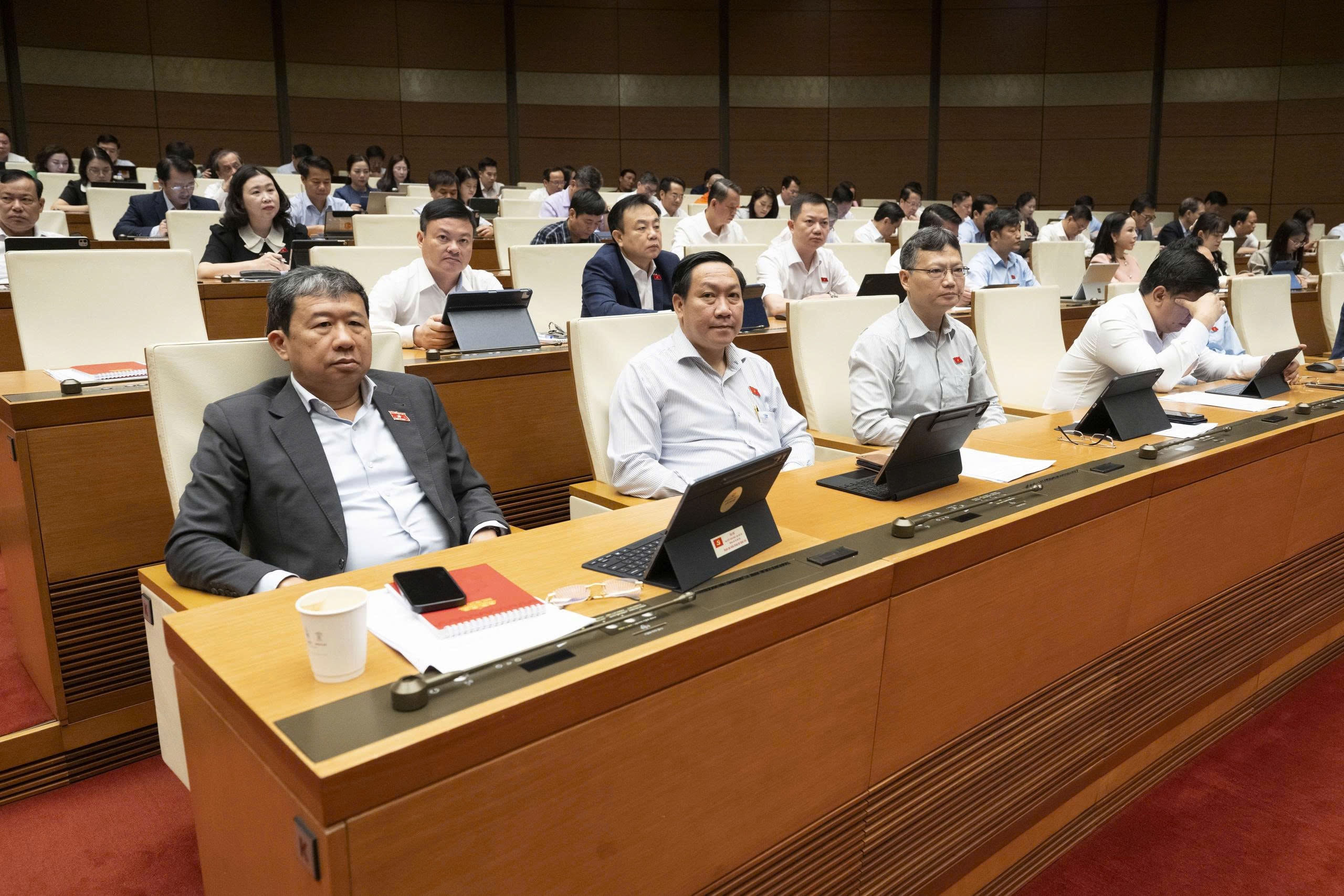 Quốc hội nghe Tờ trình và Báo cáo thẩm tra về các dự án luật 18