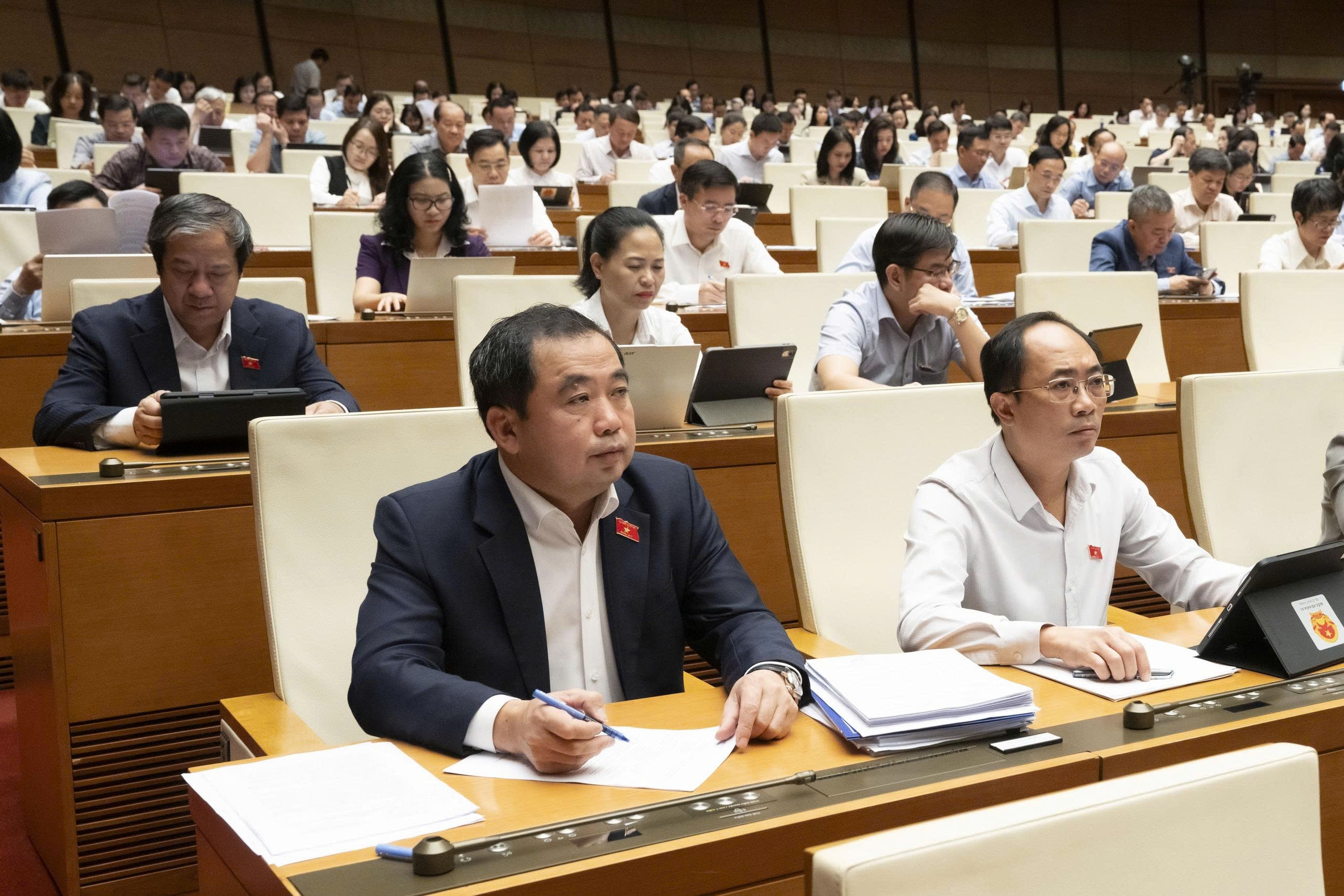 Quốc hội nghe Tờ trình và Báo cáo thẩm tra về các dự án luật 22