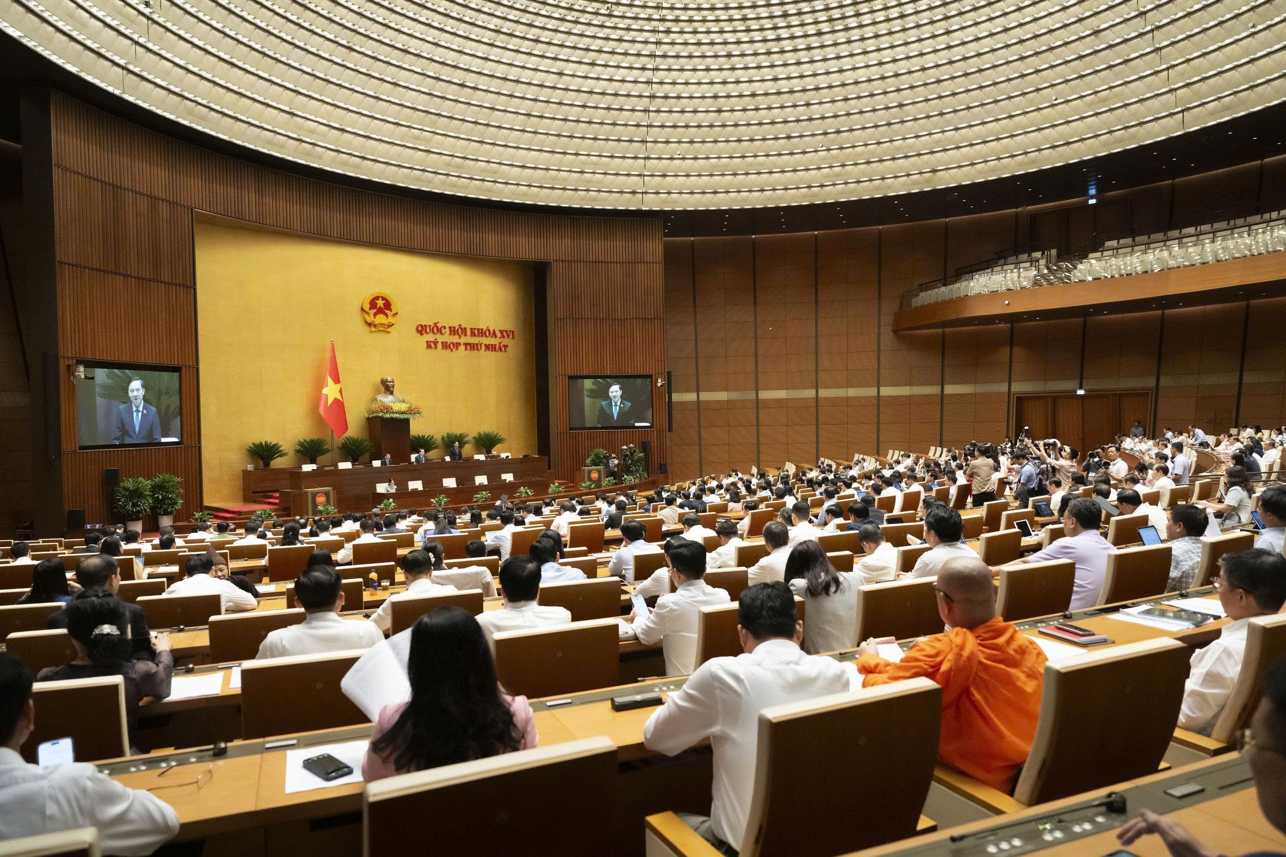 Quốc hội nghe Tờ trình và Báo cáo thẩm tra về các dự án luật 23