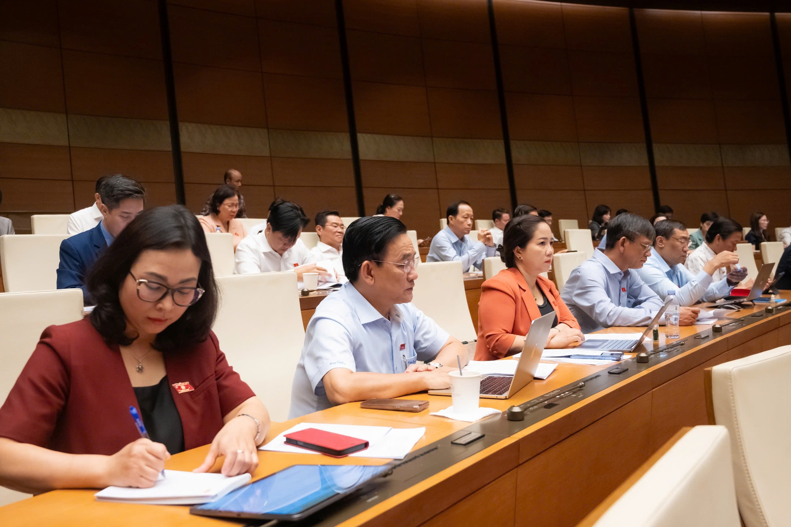 Quốc hội nghe Tờ trình và Báo cáo thẩm tra về các dự án luật 6