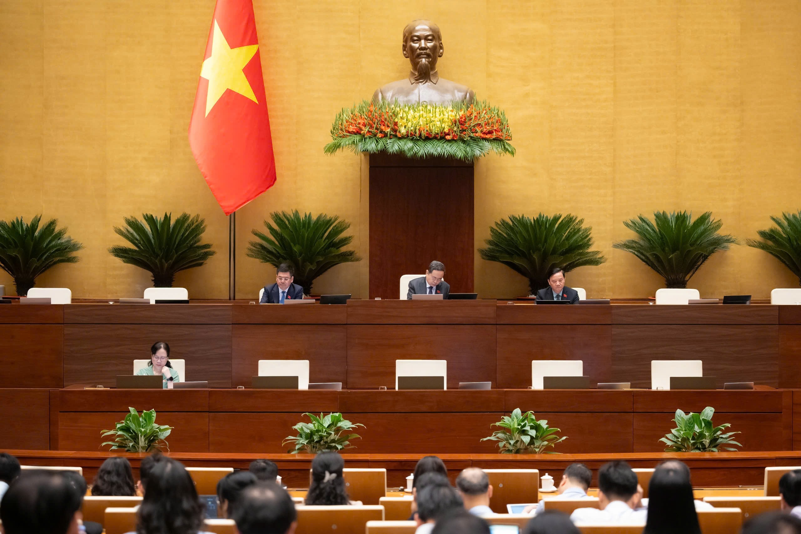 Quốc hội nghe Tờ trình và Báo cáo thẩm tra về các dự án luật 7