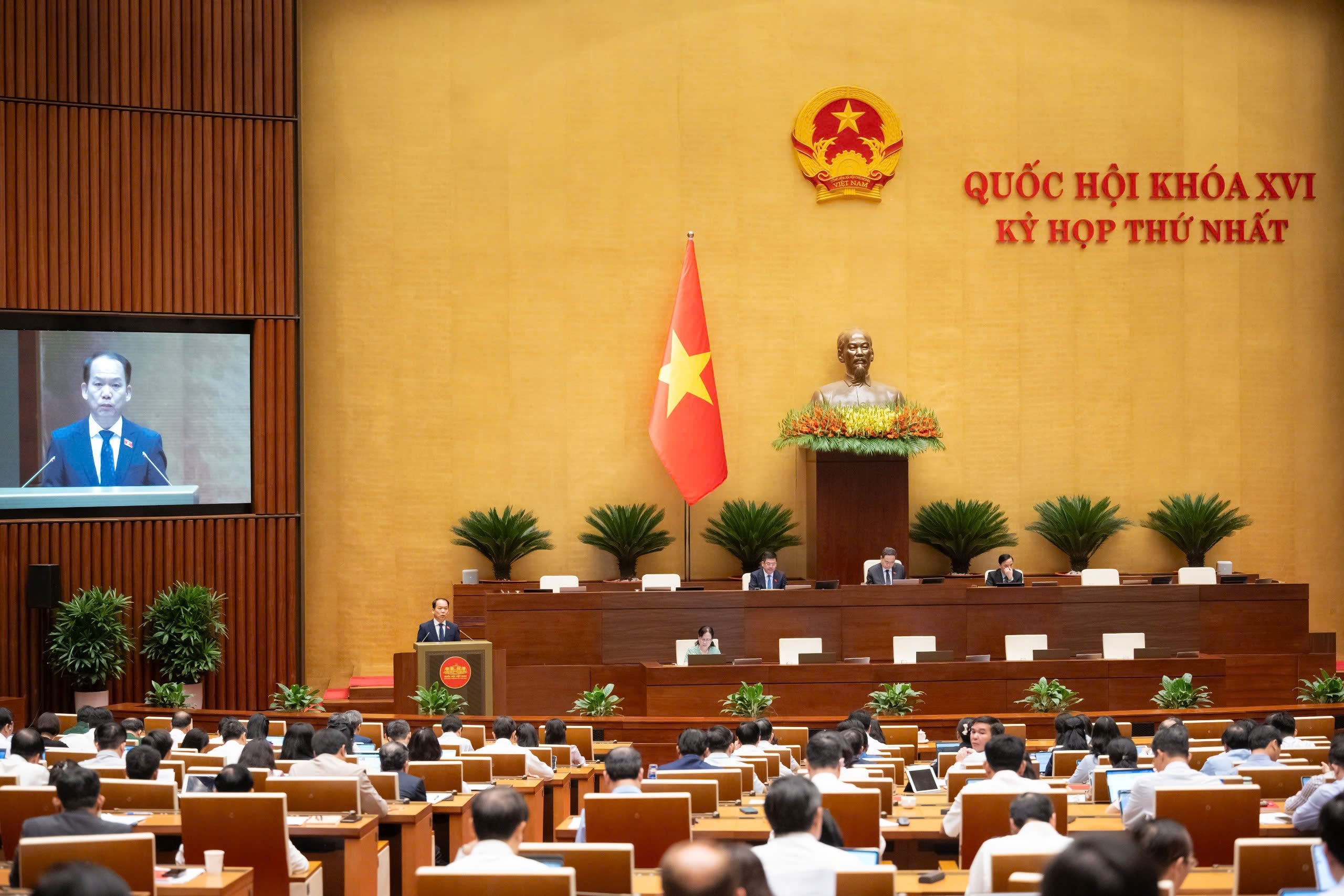 Quốc hội nghe Tờ trình và Báo cáo thẩm tra về các dự án luật 9