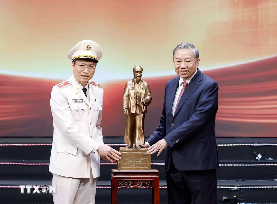 ttxvn-tong-bi-thu-chu-tich-nuoc-du-le-ky-niem-80-nam-ngay-truyen-thong-tham-muu-cong-an-nhan-dan-1104-2.jpg.avif.jpg