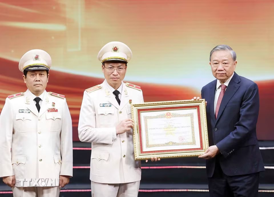 ttxvn-tong-bi-thu-chu-tich-nuoc-du-le-ky-niem-80-nam-ngay-truyen-thong-tham-muu-cong-an-nhan-dan-1104-7.jpg.avif.jpg