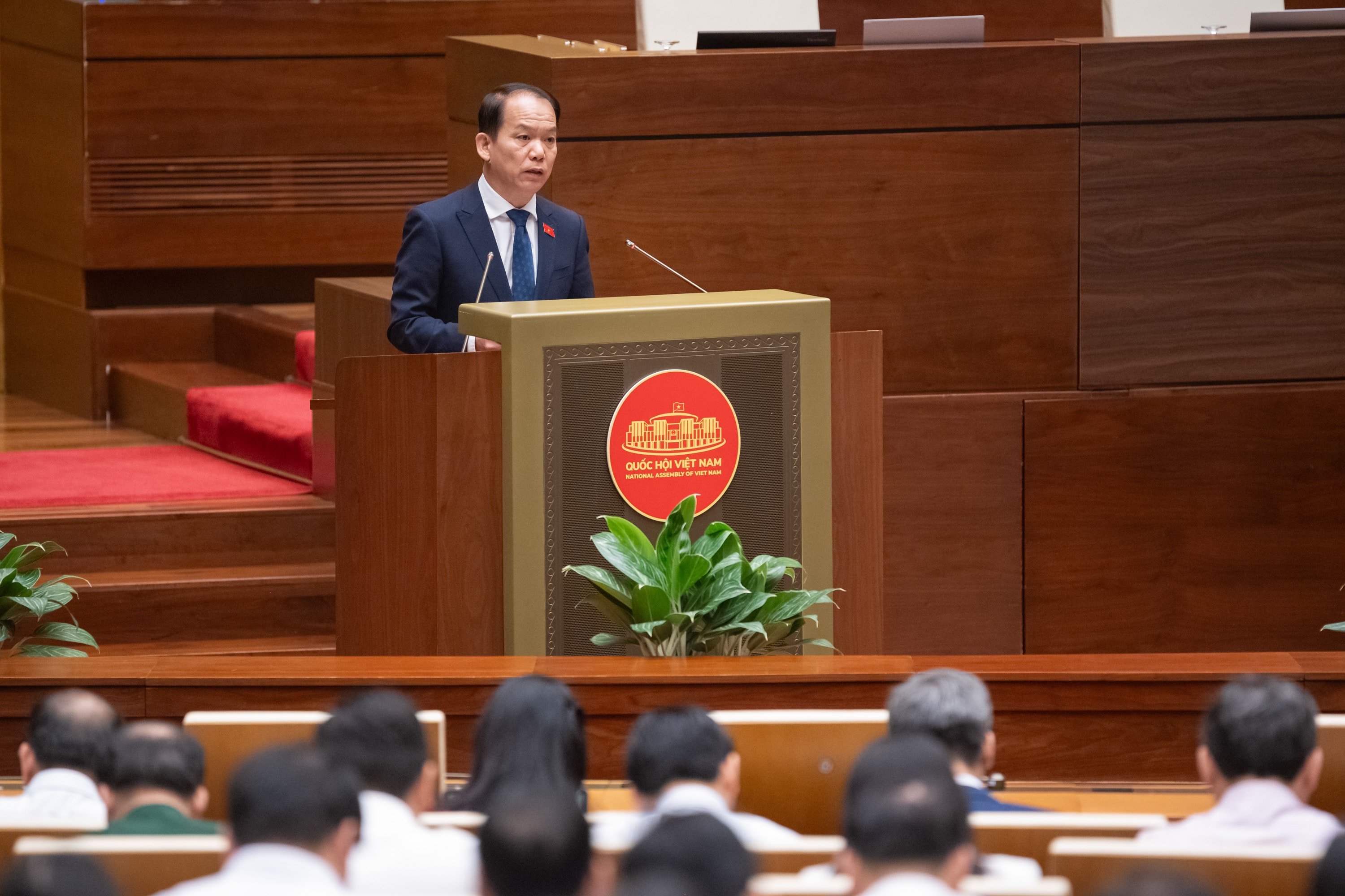 Bộ trưởng Bộ Tư pháp Hoàng Thanh Tùng, thừa ủy quyền của Thủ tướng Chính phủ trình bày Tờ trình về 04 dự án: Luật Hộ tịch (sửa đổi); Luật sửa đổi, bổ sung một số điều của Luật Công chứng; Luật sửa đổi, bổ sung một số điều của Luật Trợ giúp pháp lý; Luật Tiếp cận thông tin (sửa đổi)