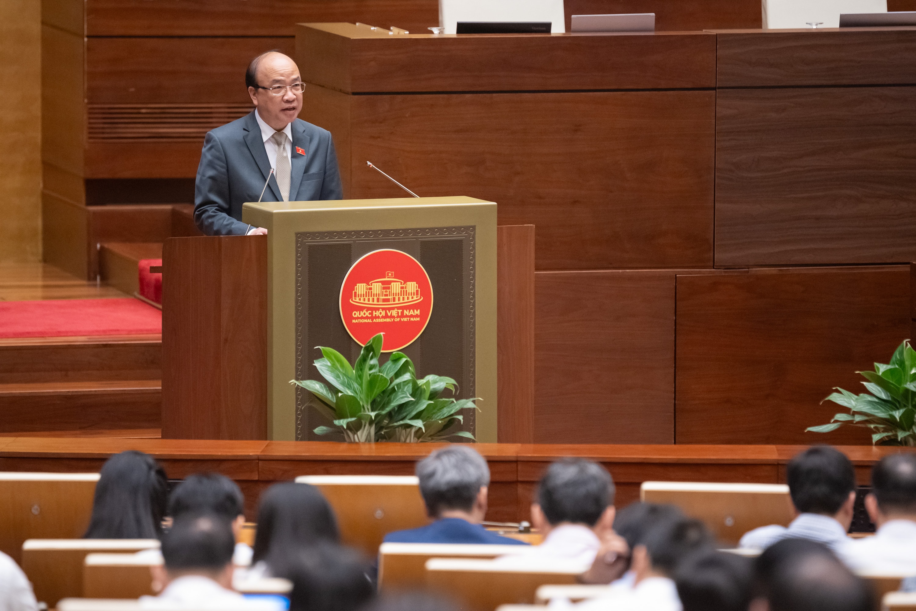 Chủ nhiệm Ủy ban Pháp luật và Tư pháp của Quốc hội Phan Chí Hiếu trình bày Báo cáo thẩm tra về 04 dự án: Luật Hộ tịch (sửa đổi); Luật sửa đổi, bổ sung một số điều của Luật Công chứng; Luật sửa đổi, bổ sung một số điều của Luật Trợ giúp pháp lý; Luật Tiếp cận thông tin (sửa đổi)