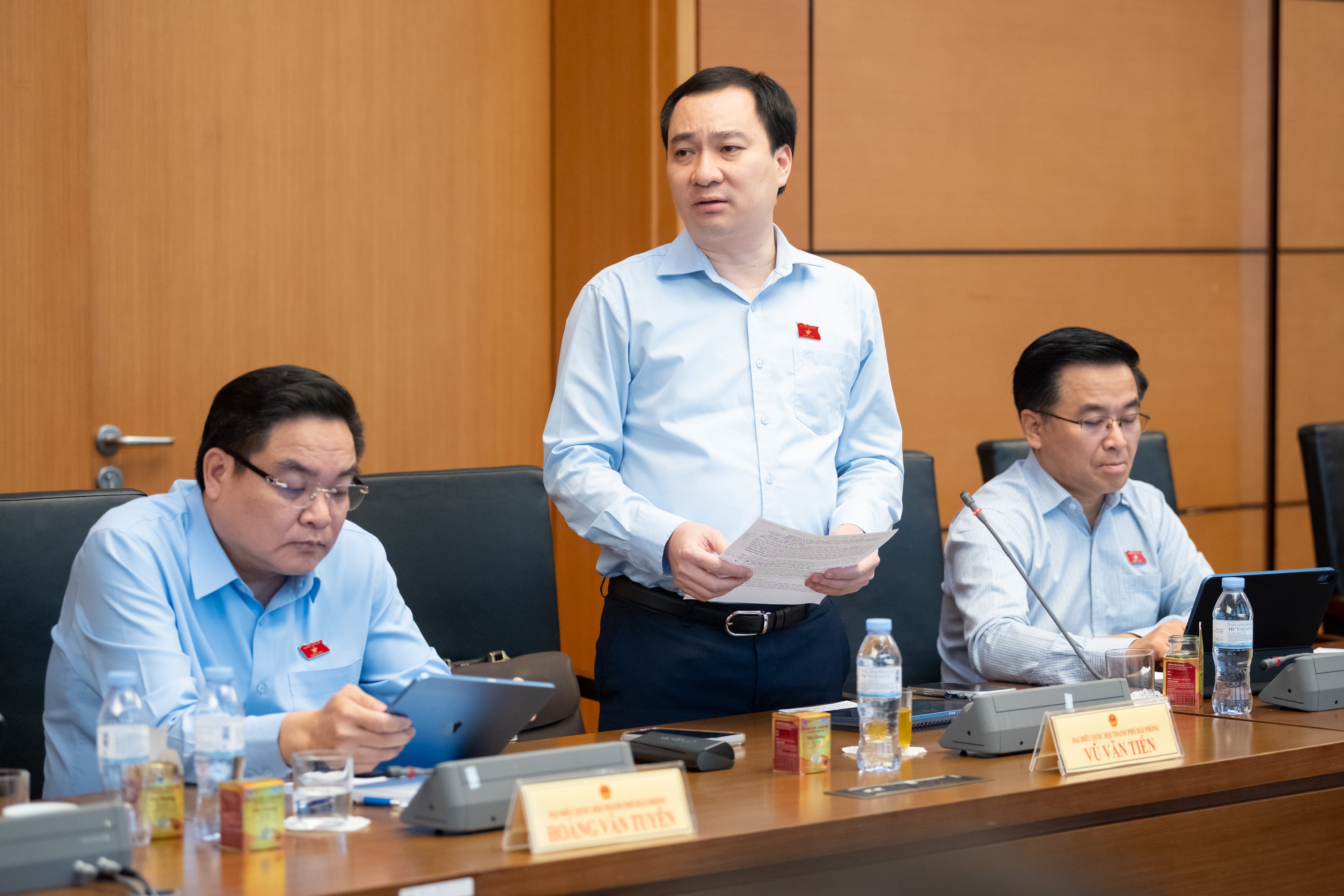ĐBQH Vũ Văn Tiến (TP. Hải Phòng) phát bi