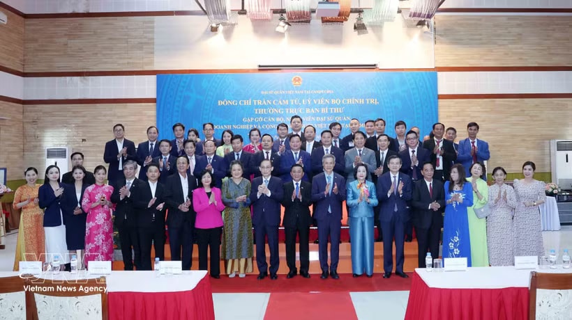 Politburo member and Permanent member of the Communist Party of Vietnam (CPV) Central Committee’s Secretariat Tran Cam Tu (centre, front row) in a group photo with members of the Vietnamese community and business representatives in Cambodia. (Photo: VNA)