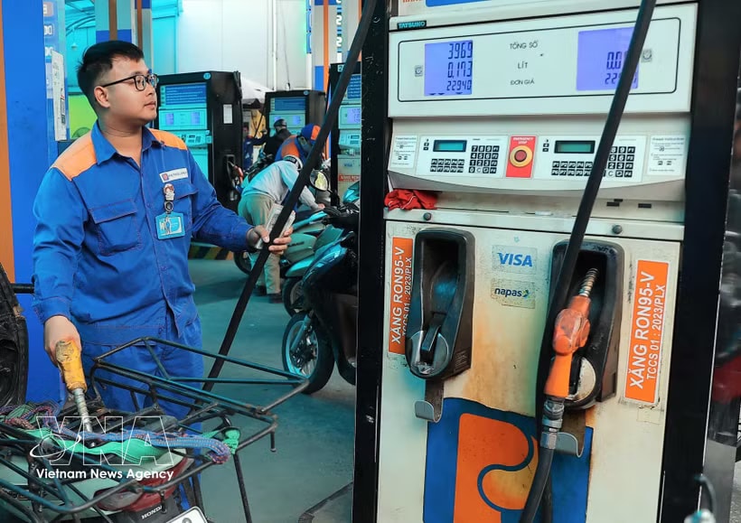 A worker refuels a motorbike at a Petrolimex station. (Photo: VNA)