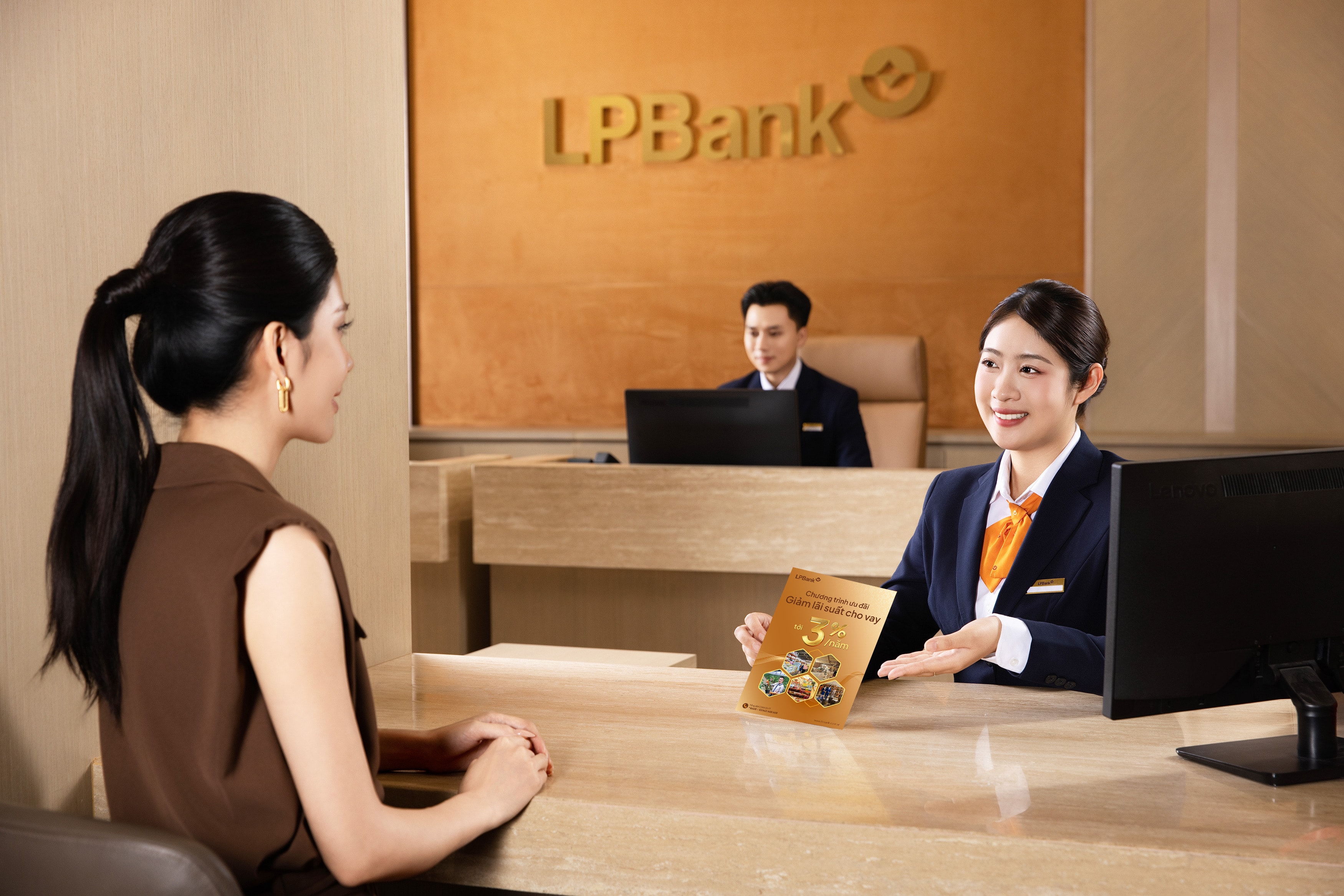 LPBank tiên phong giảm lãi suất huy động và hạ lãi suất chovay theo định hướng của NHNN. Ảnh: LPBank