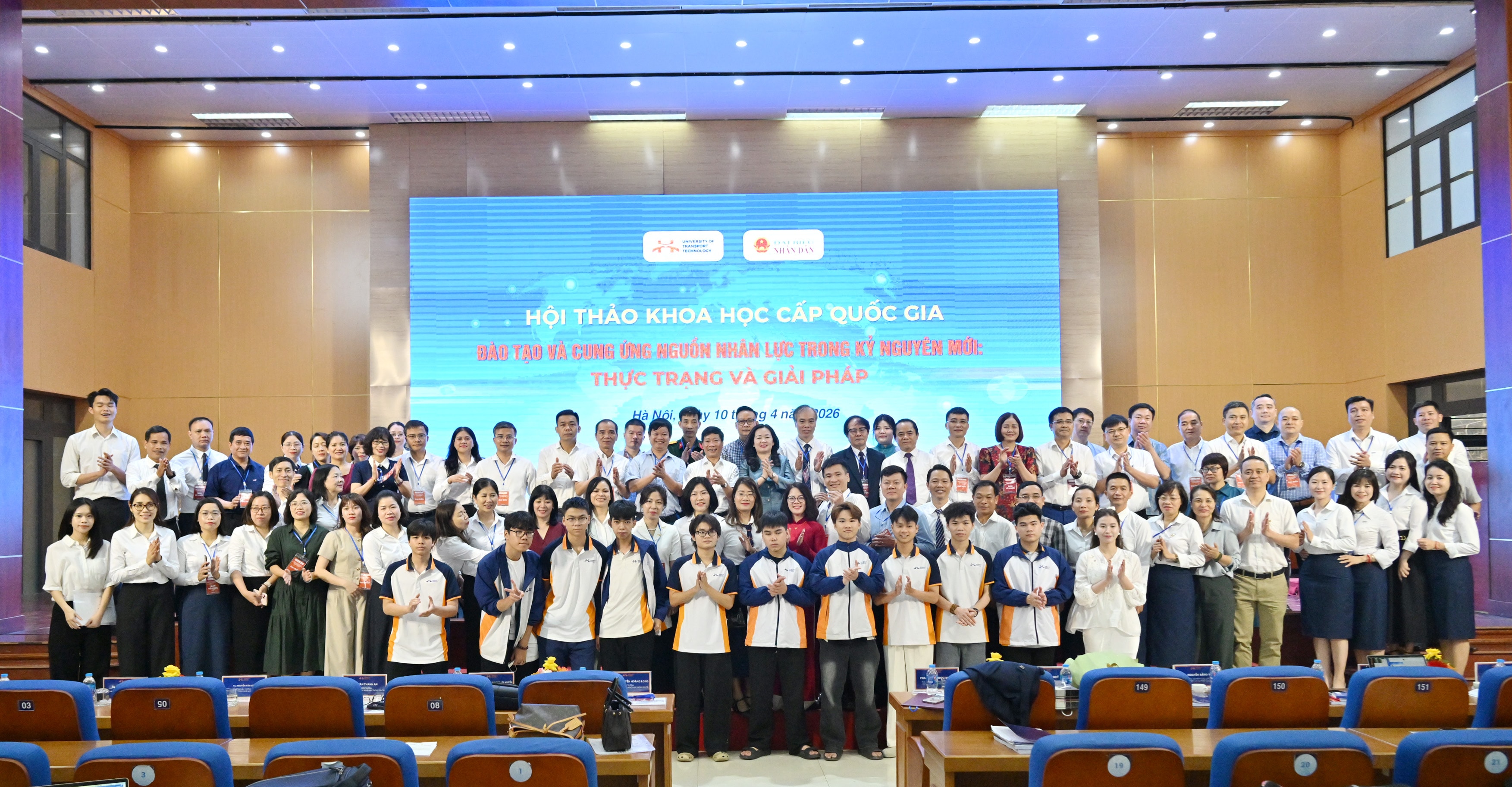 Các đại biểu chụp ảnh lưu niệmVQK_4872