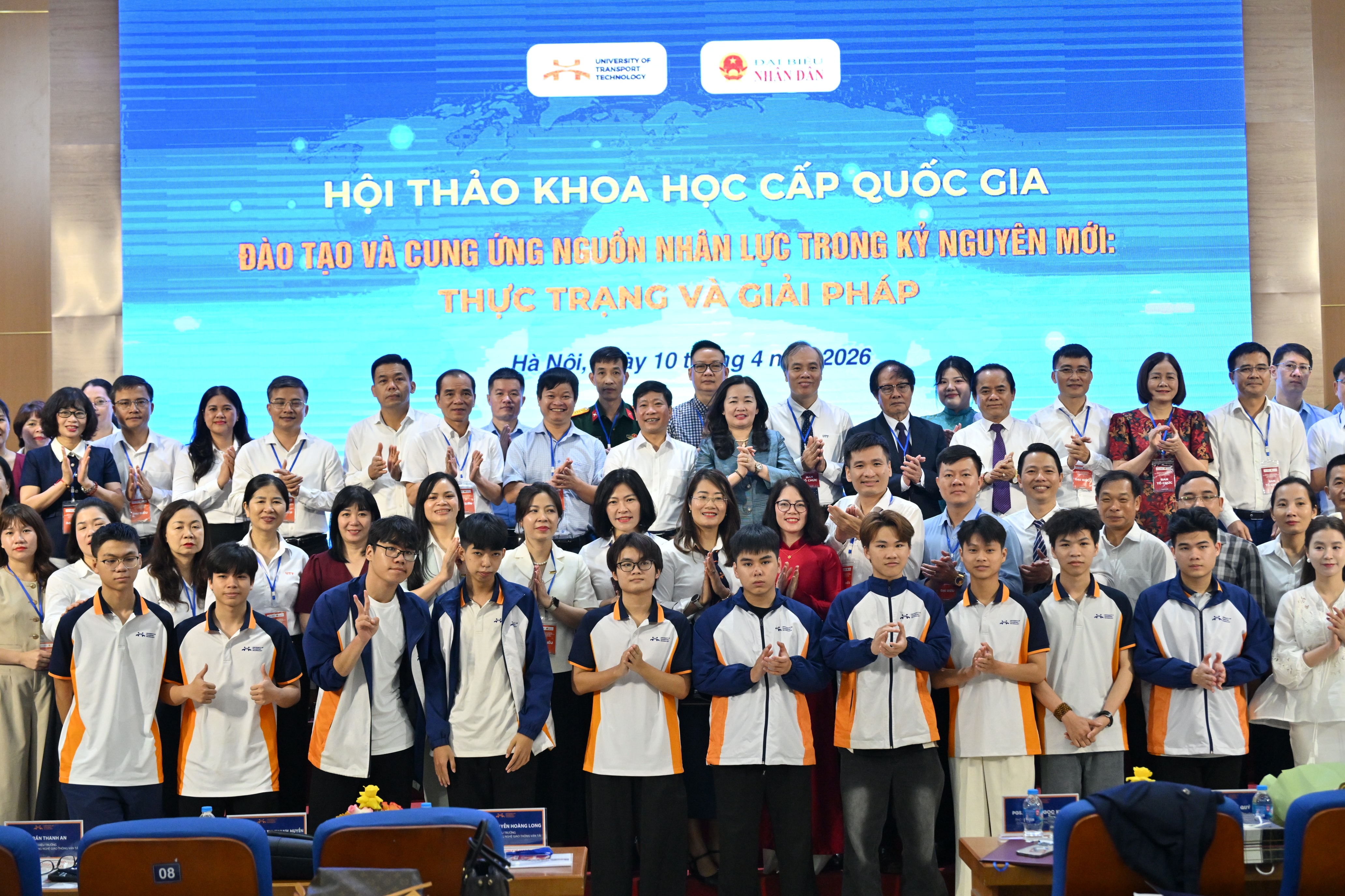 Các đại biểu chụp ảnh lưu niệmVQK_4896
