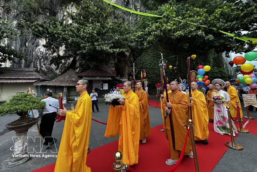 Procession at the Vu Lan Festival - Ngu Hanh Son 2025 (Photo: VNA)
