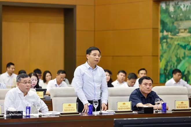 Deputy Prime Minister Nguyen Van Thang speaks at a discussion. (Photo: VNA) vnanet-potal-ubtv-quoc-hoi-y-kien-ve-thue-bao-ve-moi-truong-thue-gia-tri-gia-tang-doi-voi-xang-dau-8690143.jpg