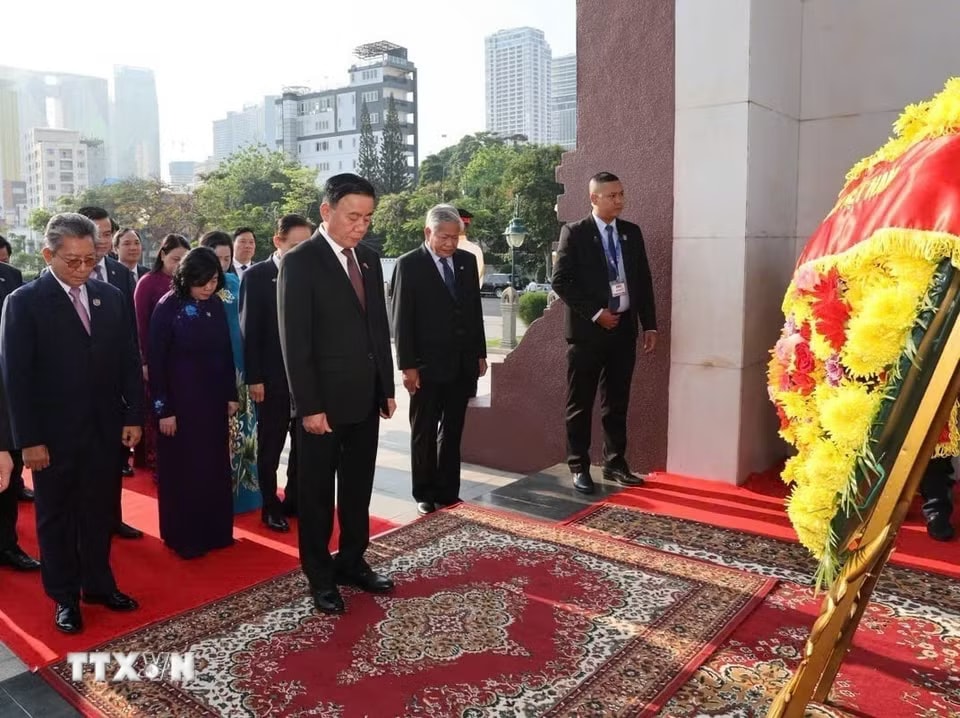 cd89c9ad839f5a6a96c8-_ttxvn-thuong-truc-ban-bi-thu-tran-cam-tu-dat-hoa-tai-dai-tuong-niem-co-quoc-vuong-shihanouk-4.jpg.avif.jpg