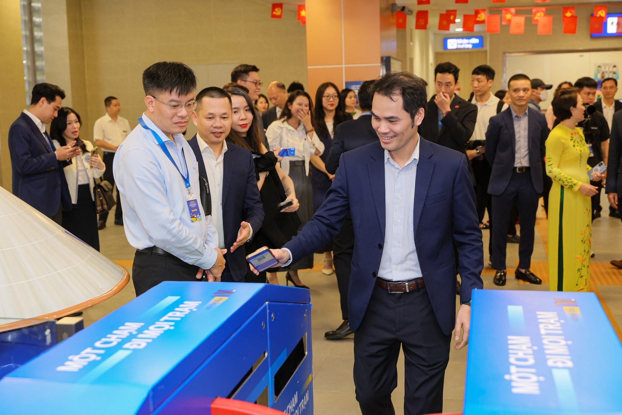 Chạm QR- Quét là đi với Tính năng vé thông minh mà VNPT Money tích hợp trên Hà Nội Metro