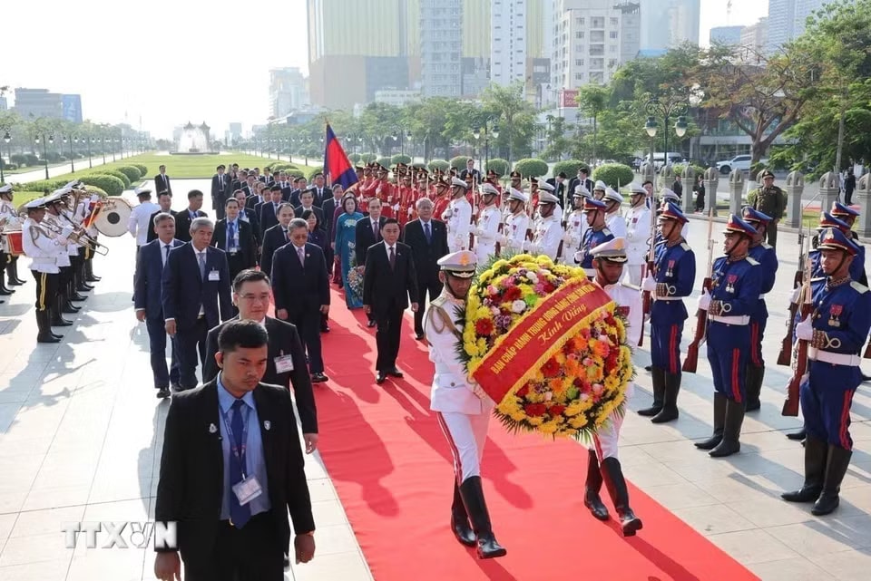 d23647d1953b2ea8-_ttxvn-thuong-truc-ban-bi-thu-tran-cam-tu-dat-hoa-tai-dai-tuong-niem-co-quoc-vuong-shihanouk-2.jpg.avif.jpg