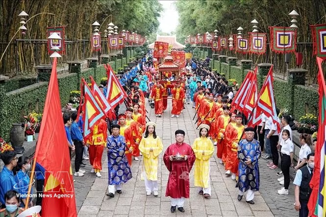 A ritual involving a procession and offering of sticky rice cakes to the Hung Kings at the Hung Kings Temple Festival in Phu Tho province (Photo: VNA)