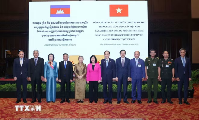 Các đồng chí lãnh đạo cấp cao tham dự buổi gặp mặt. (Ảnh: Phương Hoa/TTXVN) ttxvn-thuong-truc-ban-bi-thu-gap-go-cuu-sinh-vien-campuchia-tung-hoc-tai-viet-nam-2.jpg