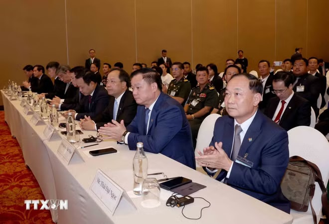 Đại biểu tham dự buổi gặp mặt. (Ảnh: Phương Hoa/TTXVN) ttxvn-thuong-truc-ban-bi-thu-gap-go-cuu-sinh-vien-campuchia-tung-hoc-tai-viet-nam-5.jpg