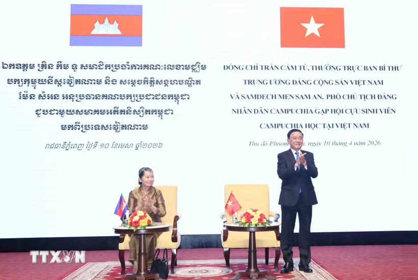 Thường trực Ban Bí thư Trần Cẩm Tú cùng Samdech Men Sam An, Phó Chủ tịch CPP, Chủ tịch Hội Hữu nghị Campuchia-Việt Nam, gặp gỡ cựu sinh viên Campuchia từng học tại Việt Nam. (Ảnh: Phương Hoa/TTXVN)
