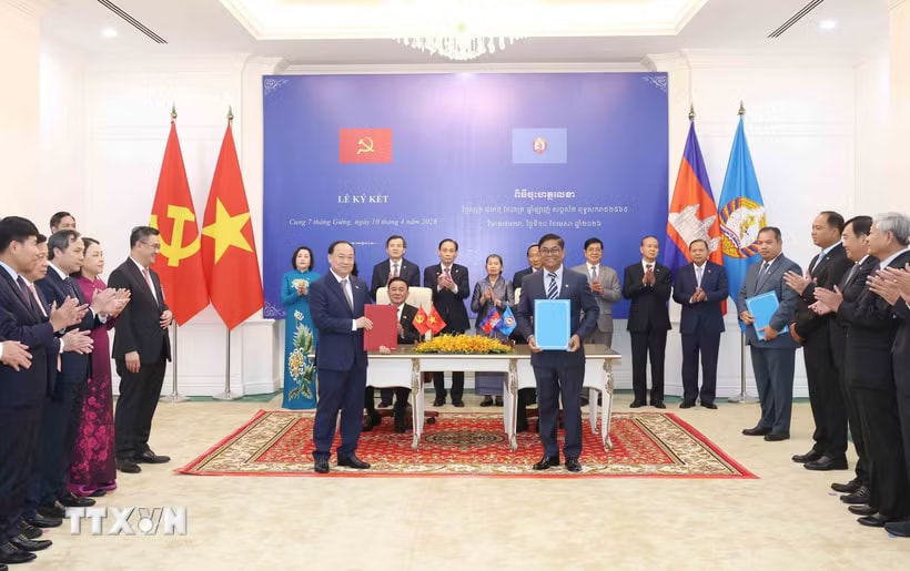 hường trực Ban Bí thư Trần Cẩm Tú và Phó Chủ tịch, Trưởng Ban Thường trực Ban Thường vụ CPP Say Chhum chứng kiến Lễ trao Bản ghi nhớ hợp tác giữa UBND tỉnh Gia Lai và Uỷ ban chính quyền tỉnh Preah Vihear. (Ảnh: Phương Hoa/TTXVN)