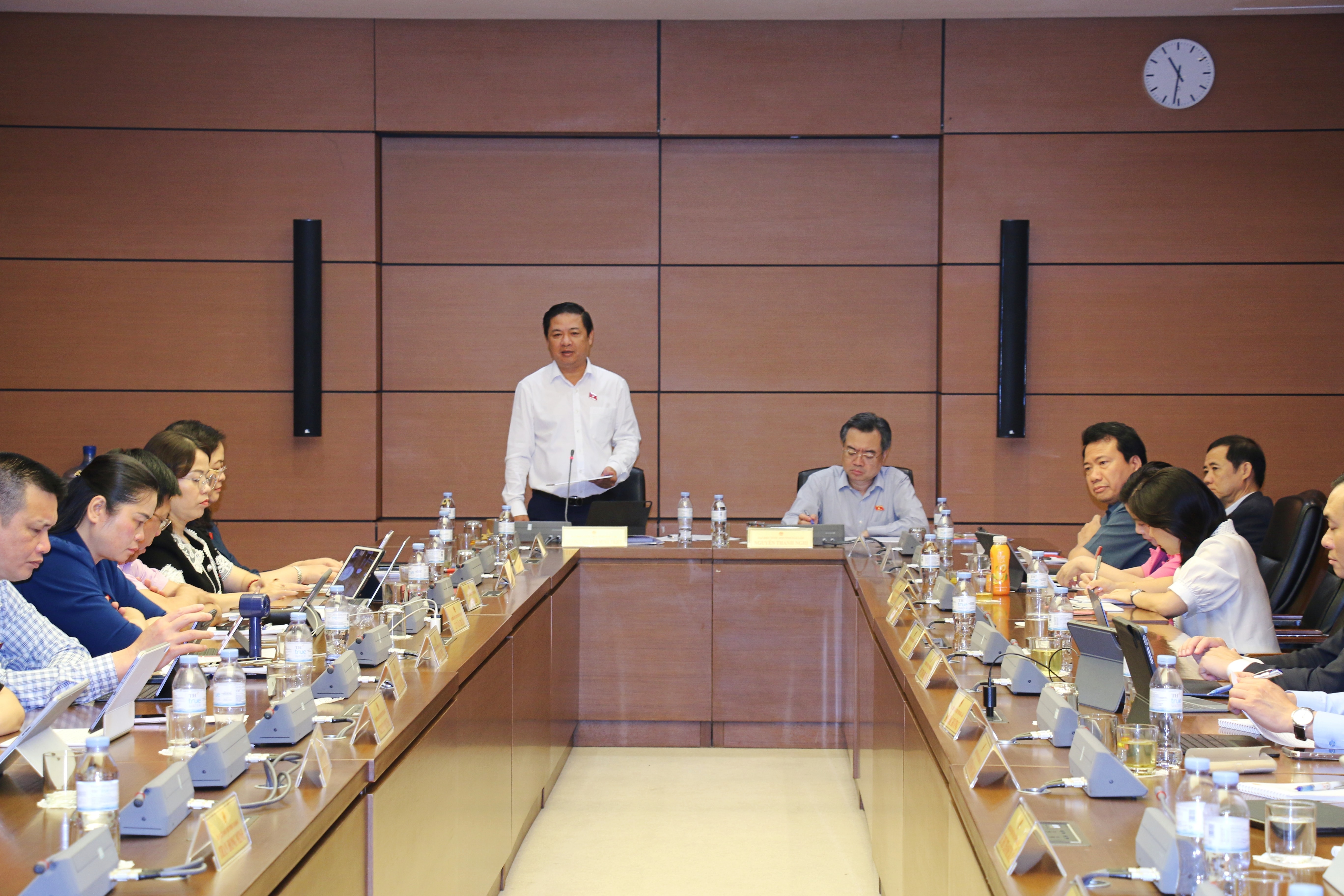 Các ĐBQH Tổ 16 thảo luận.