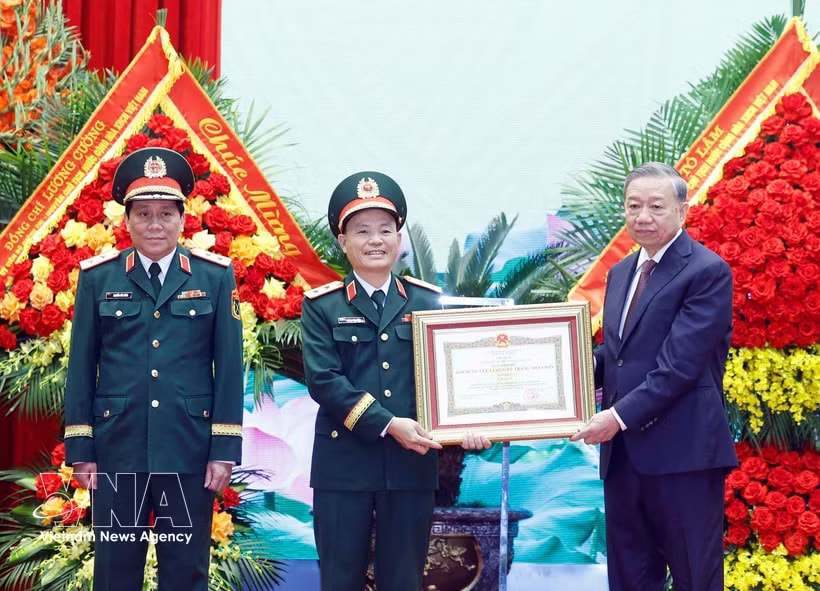 Party General Secretary and State President To Lam (right), who is also Secretary of the Central Military Commission, presents the 