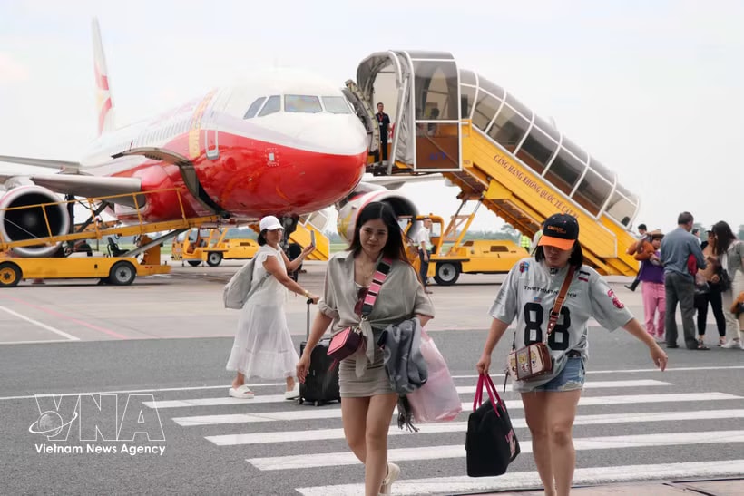 Passengers at Cat Bi Airport in Hai Phong city (Photo: VNA)