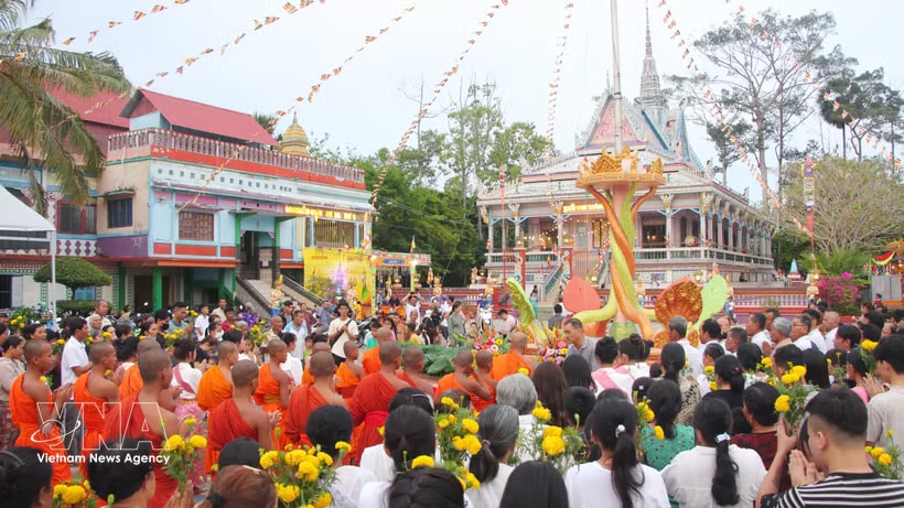 Khmer people celebrate the New Year at Sro Lon Pagoda, My Xuyen ward, Can Tho city. (Photo: VNA)
