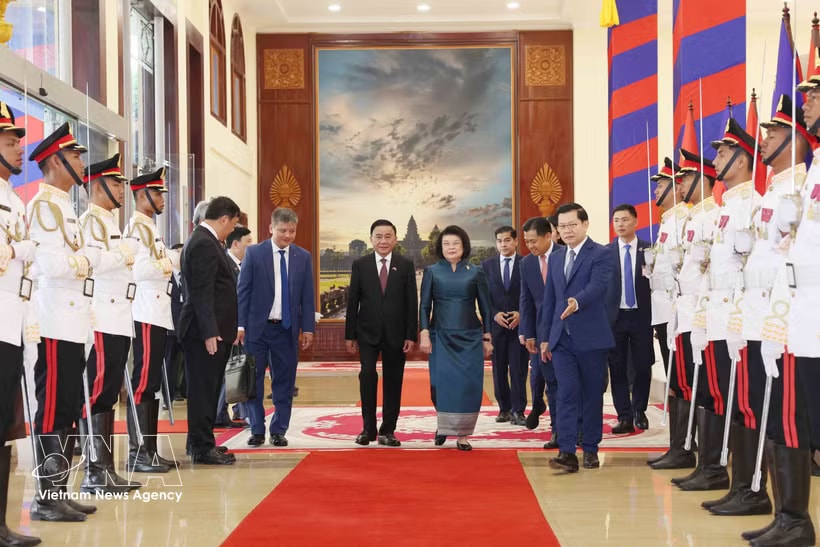 Permanent member of the Communist Party of Vietnam (CPV) Central Committee’s Secretariat Tran Cam Tu and President of the Cambodian National Assembly Khuon Sudary at the official welcome ceremony in Cambodia. (Photo: VNA)