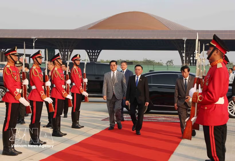 Politburo member and Permanent member of the Communist Party of Vietnam Central Committee’s Secretariat Tran Cam Tu departs Techno Airport, concluding official visit to Cambodia. (Photo: VNA) 