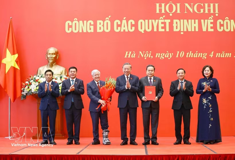 Party General Secretary and State President To Lam (C) presents the Politburo’s decision on the appointment of the NA Party Committee, its Standing Board, Secretary and Deputy Secretaries of the NA Party Committee for the 2025–2030 term to NA Chairman Tran Thanh Man (third from right) and Vice Chairpersons. (Photo: VNA)