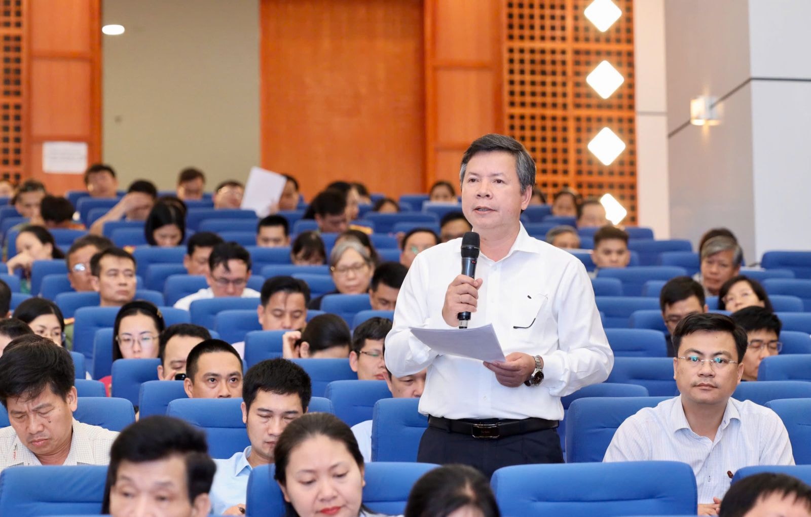 Ông Nguyễn Tân, Giám đốc Sở GDĐT Thừa Thiên Huế trao đổi tại hội nghị