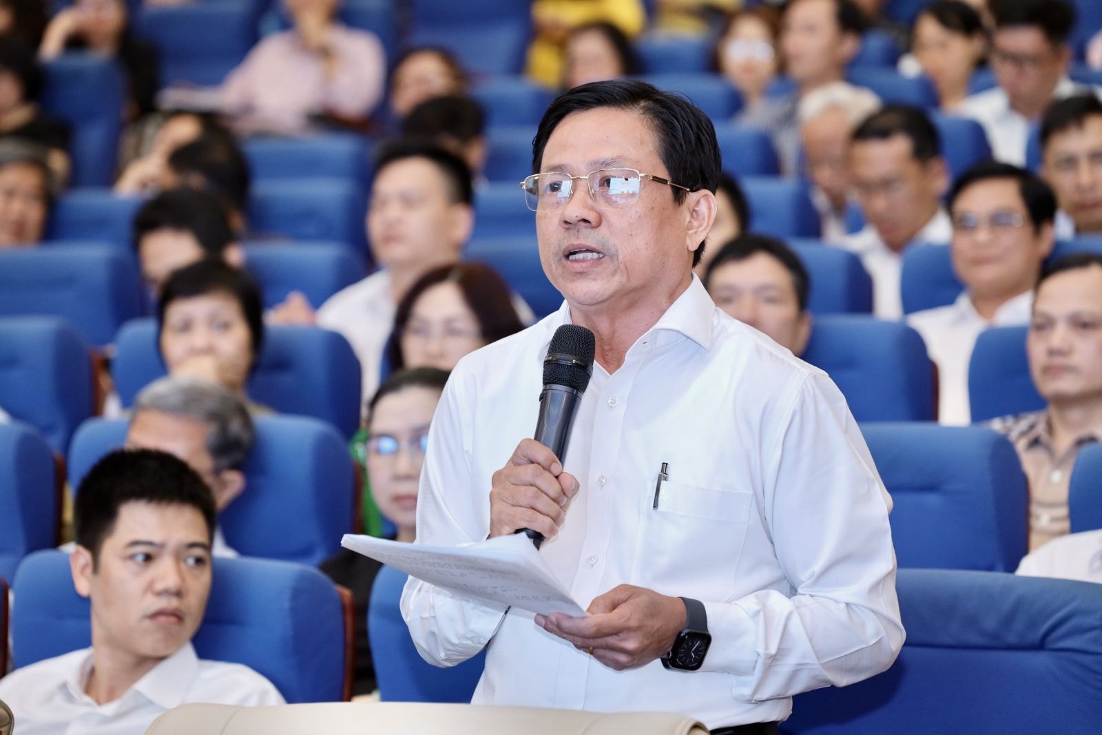 Phó Giám đốc Sở GDĐT TP.HCM Nguyễn Văn Phong trao đổi tại hội nghị