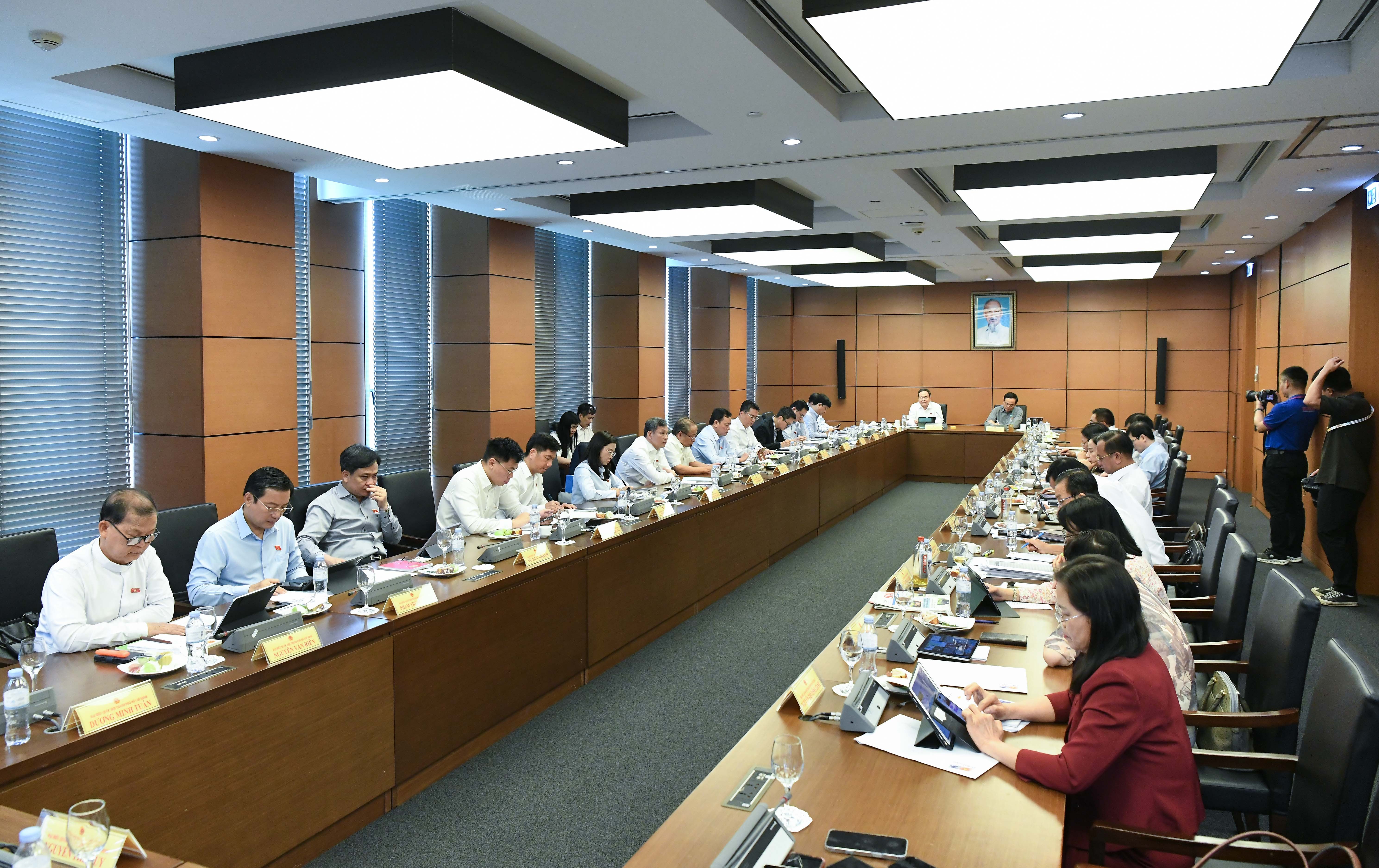 Quang cảnh phiên thảo luận Tổ