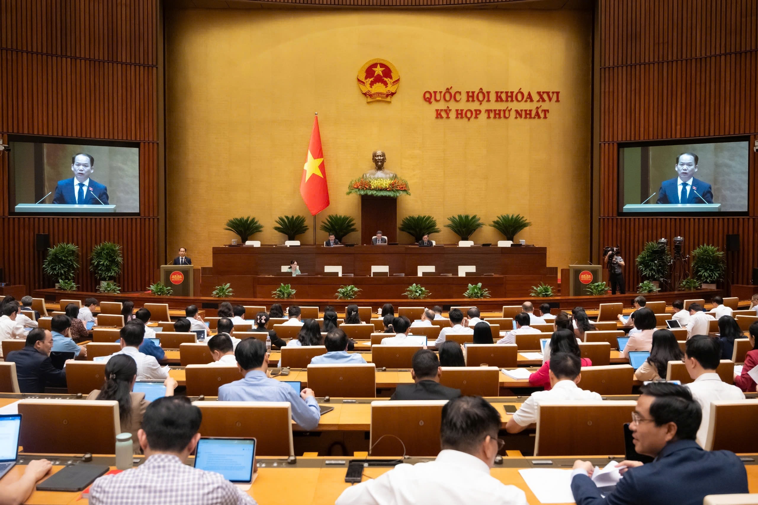 quoc-hoi-nghe-to-trinh-va-bao-cao-tham-tra-luật TGPL