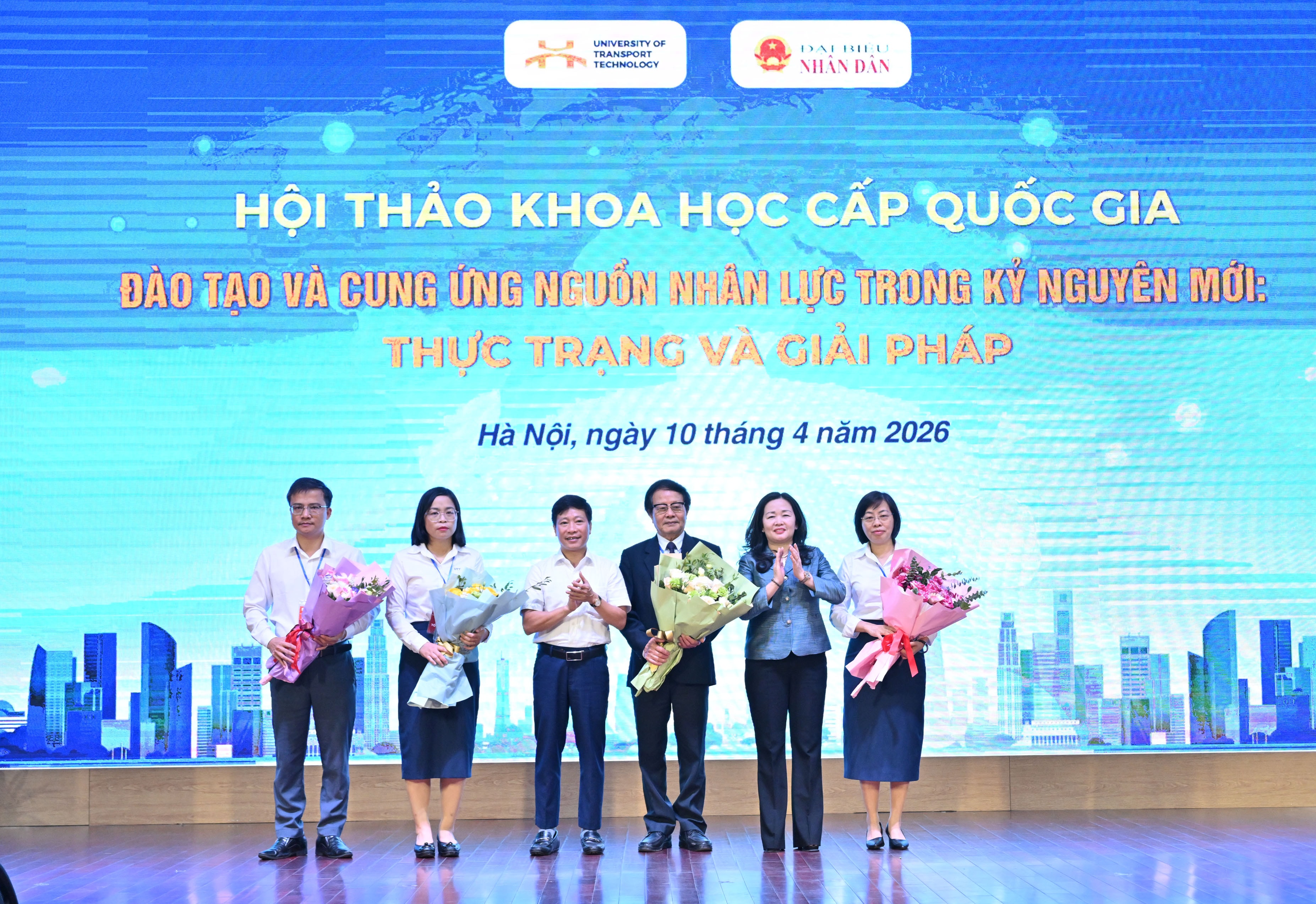 tặng hoa cho 05 học giả có bài tham luận trình bày trong buổi hội thảo