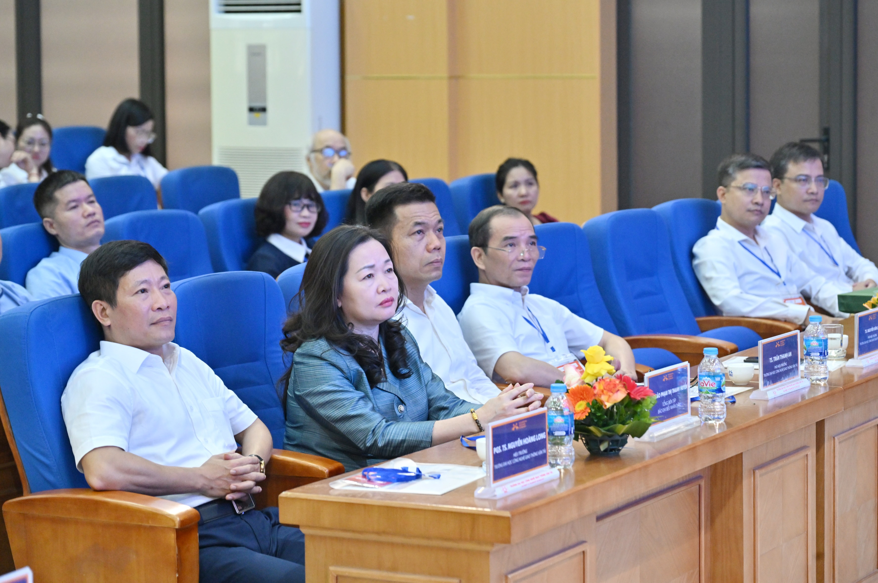Tổng biên tập Báo Đại biểu nhân dân Phạm Thị Thanh Huyền, Hiệu trưởng Trường ĐH Công nghệ GTVT Nguyễn Hoàng Long và các đại biểuVQK_4683